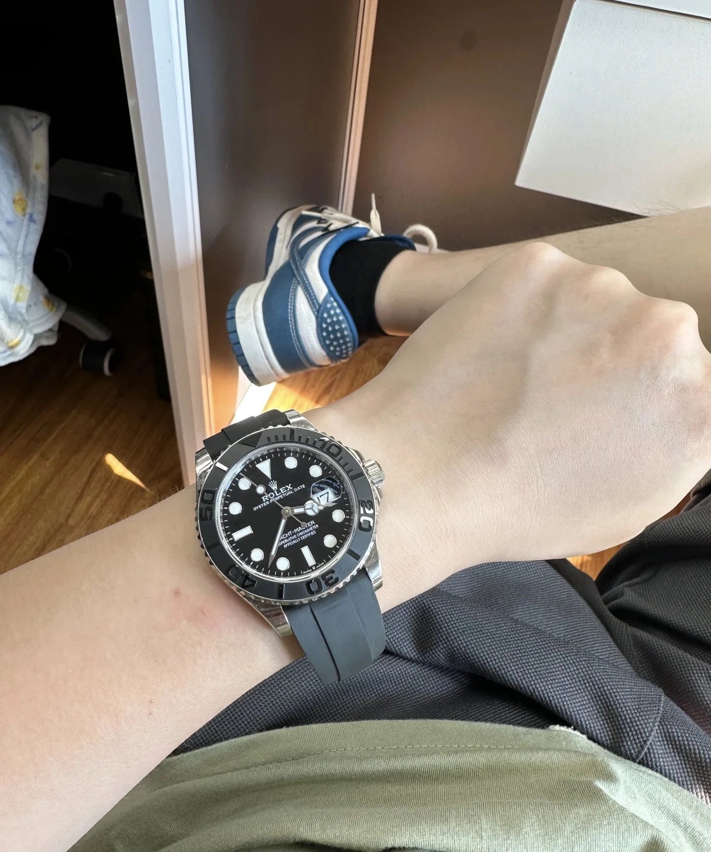 Reloj Rolex Yacht-Master con esfera negra y correa de goma negra