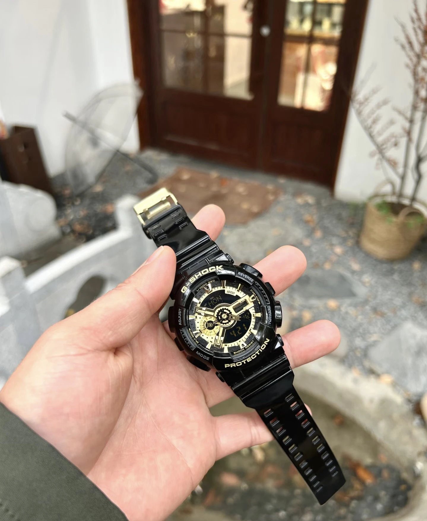 Casio G-Shock Analog-Digital-Uhr mit schwarz-goldenem Zifferblatt