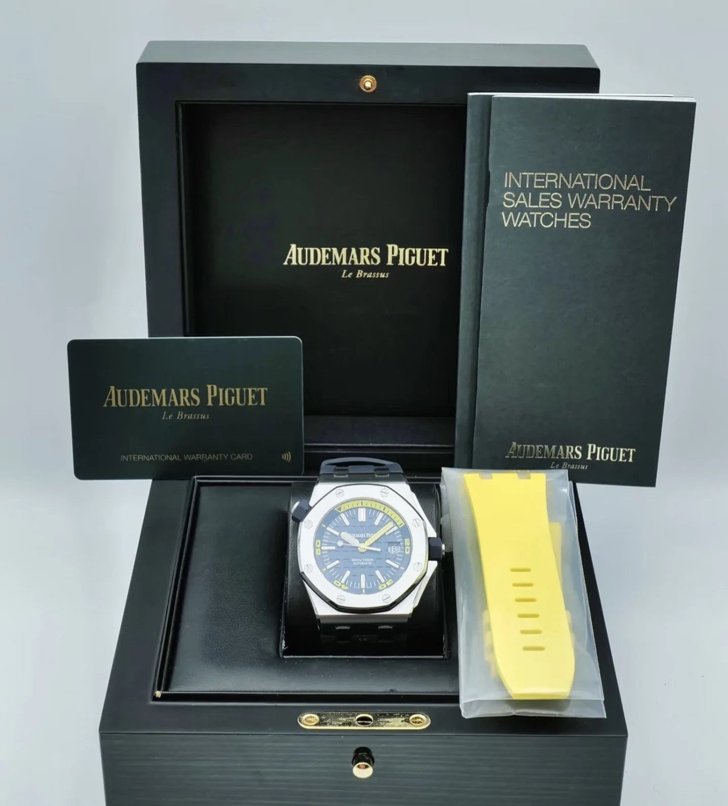 Zegarek automatyczny Audemars Piguet z niebieską tarczą i czarnym gumowym paskiem