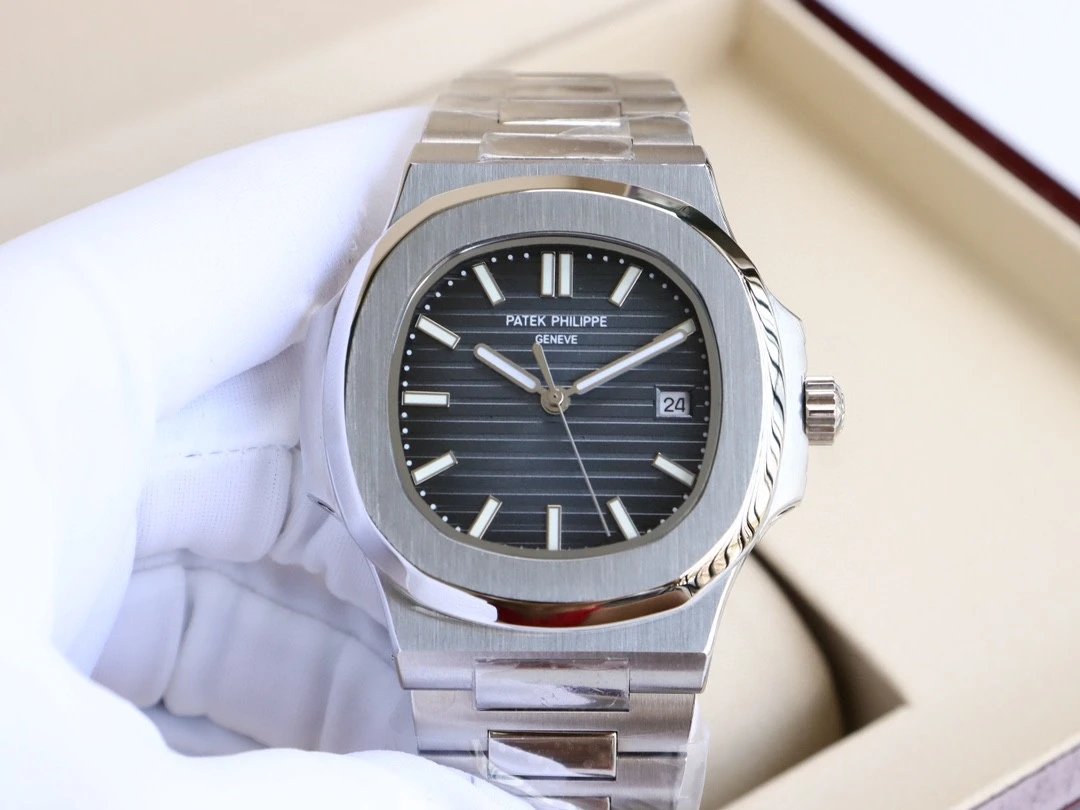 Patek Philippe Nautilus Automatic Watch Ver.D — Photo 2