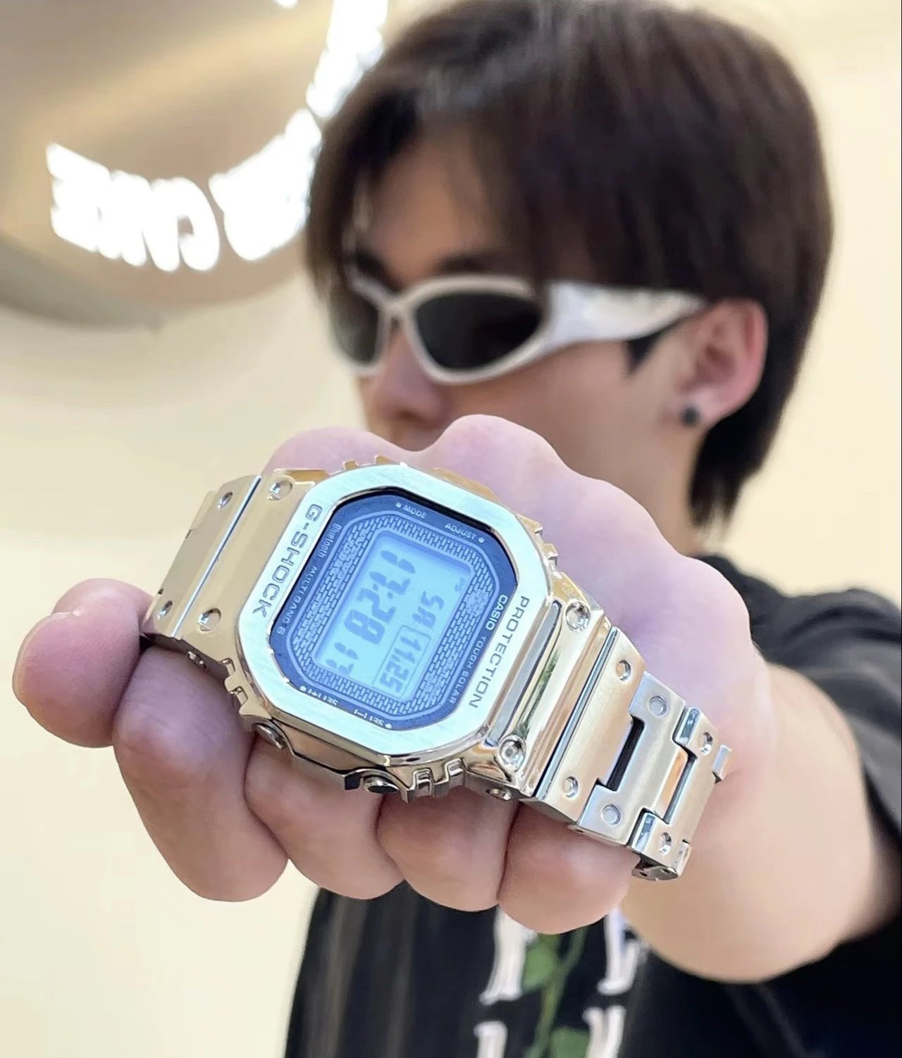 Casio G-Shock Digitaluhr mit silberfarbenem Metallgehäuse und -armband Variante K