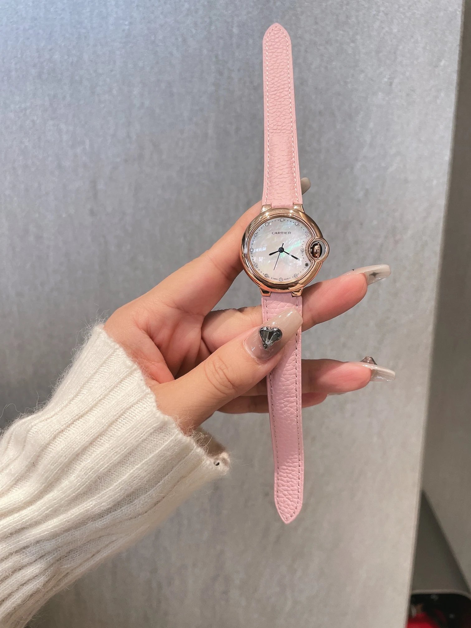 Cartier Ballon Bleu horloge met roze leren band en parelmoeren wijzerplaat