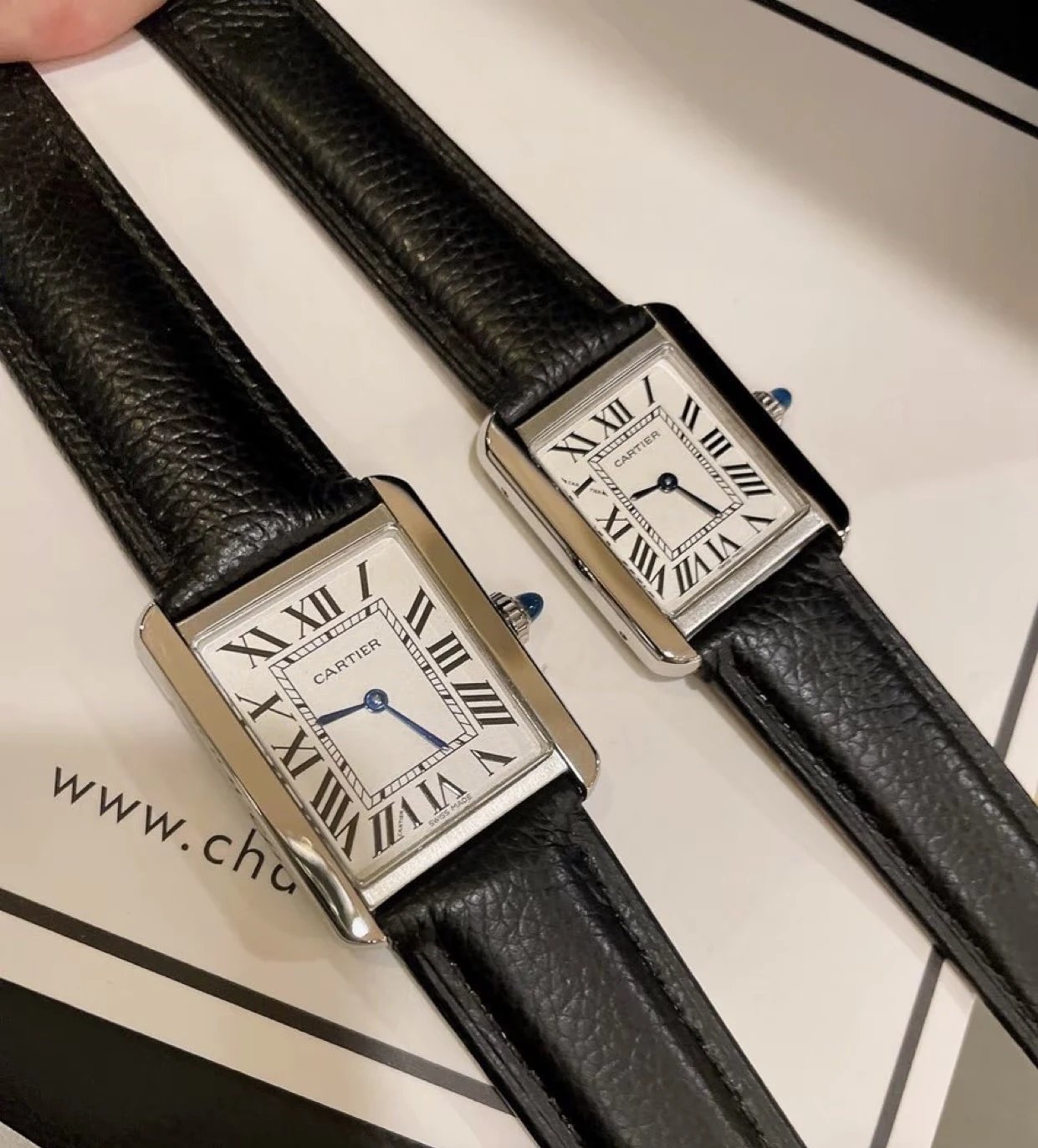 Zegarek Cartier z prostokątną tarczą i czarnym skórzanym paskiem 34 mm Wariant B