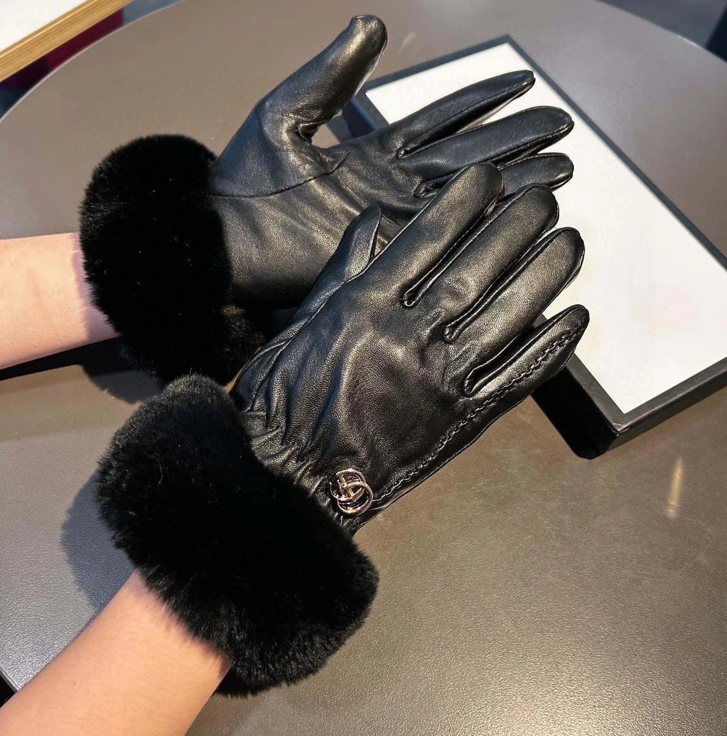 Gucci Touchscreen Thermal Gloves — Zdjęcie 3