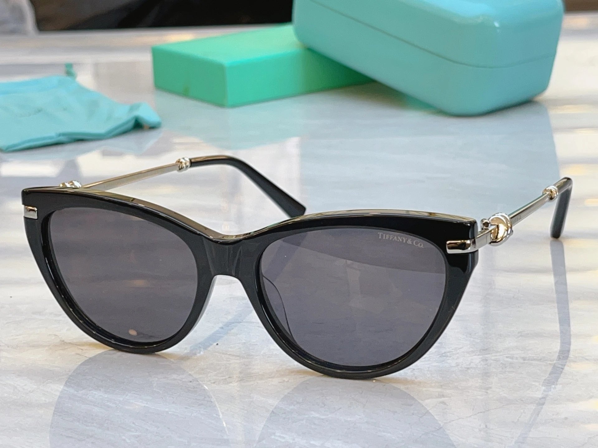Tiffany TF4253 Sunglasses 56-18-145 — photo 2