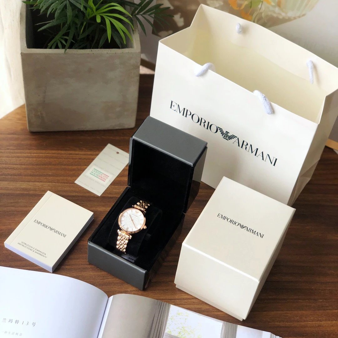 Armani Uhr in Roségoldoptik mit kristallbesetztem Zifferblatt und Gliederarmband