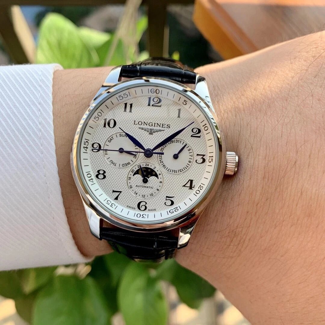 Longines automatisch horloge met maanfase, getextureerde wijzerplaat en zwarte lederen band