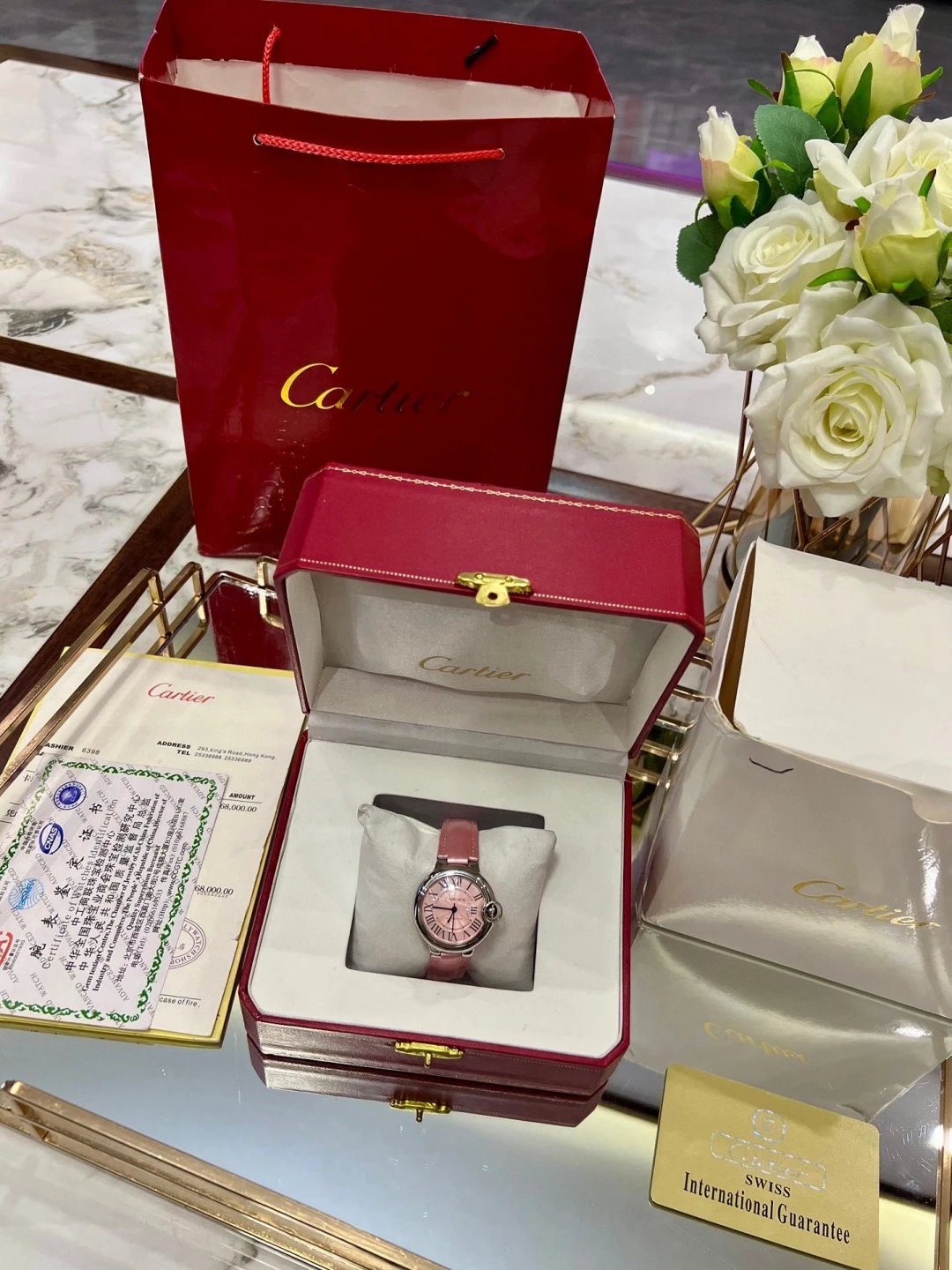 Reloj automático Cartier con esfera rosa y correa de piel rosa