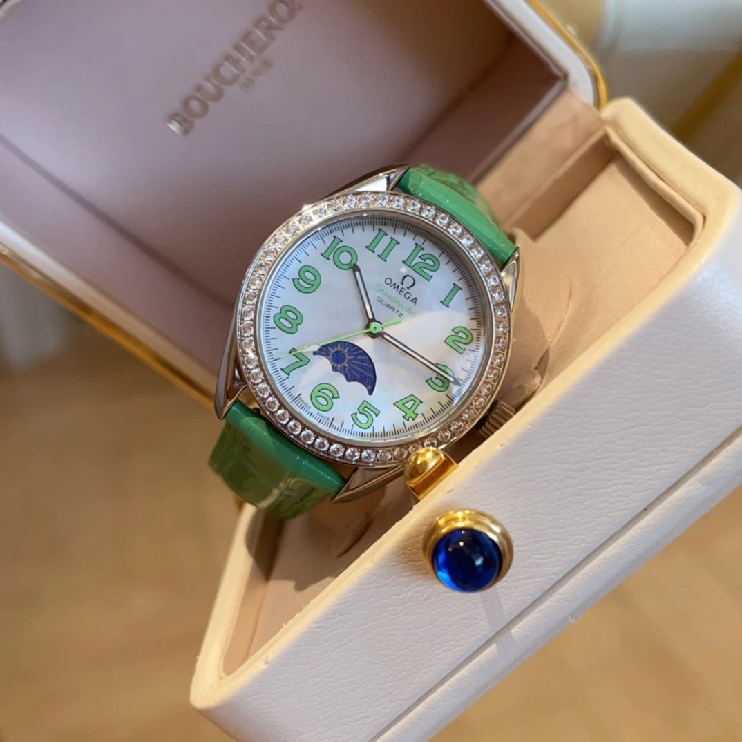 Omega Speedmaster quartz horloge met groene band en lunette bezet met kristallen