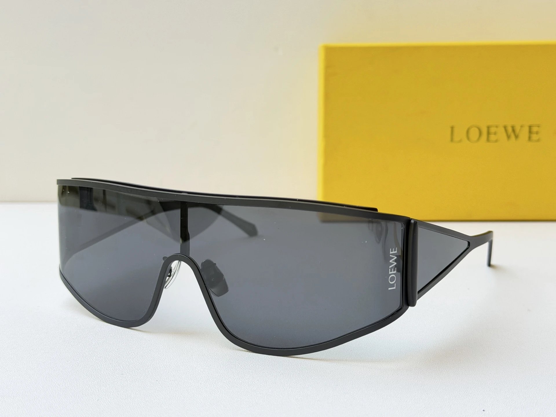 Loewe LW40202U Sunglasses Ver.A — Zdjęcie 3