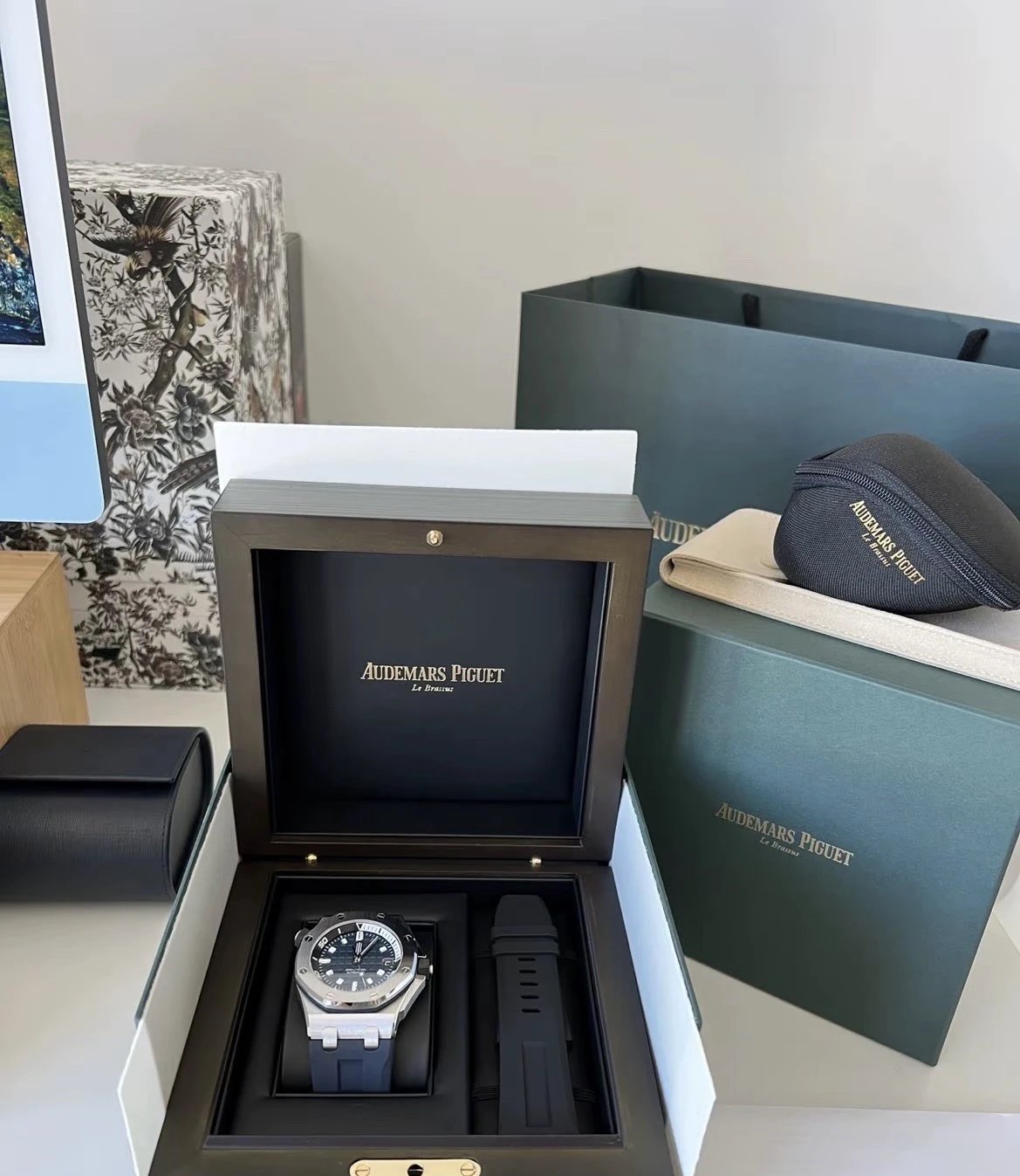 Automatyczny zegarek nurkowy Audemars Piguet z niebieską teksturowaną tarczą i gumowym paskiem
