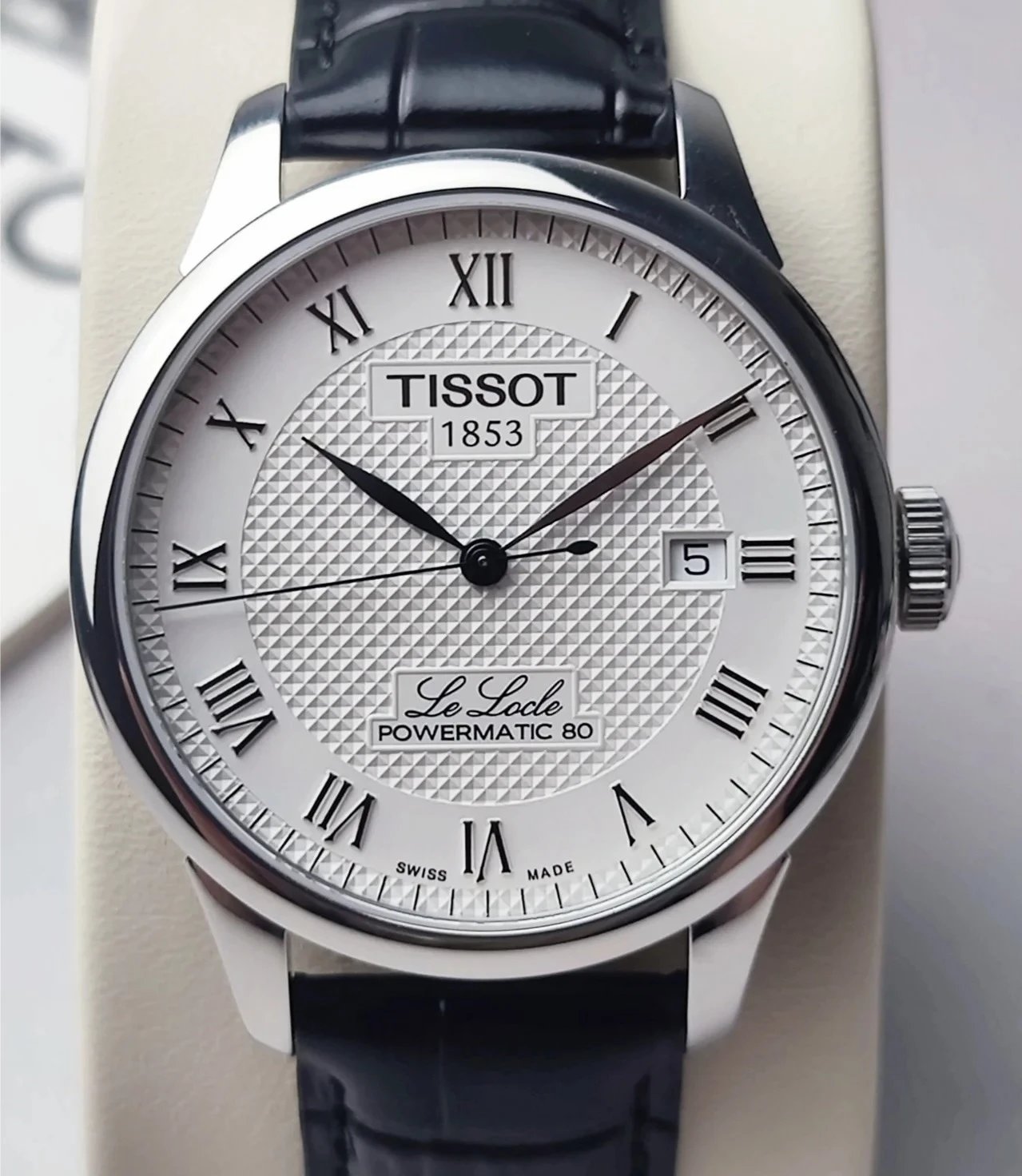Reloj Tissot Le Locle Powermatic 80 con esfera blanca de números romanos y correa de cuero negro