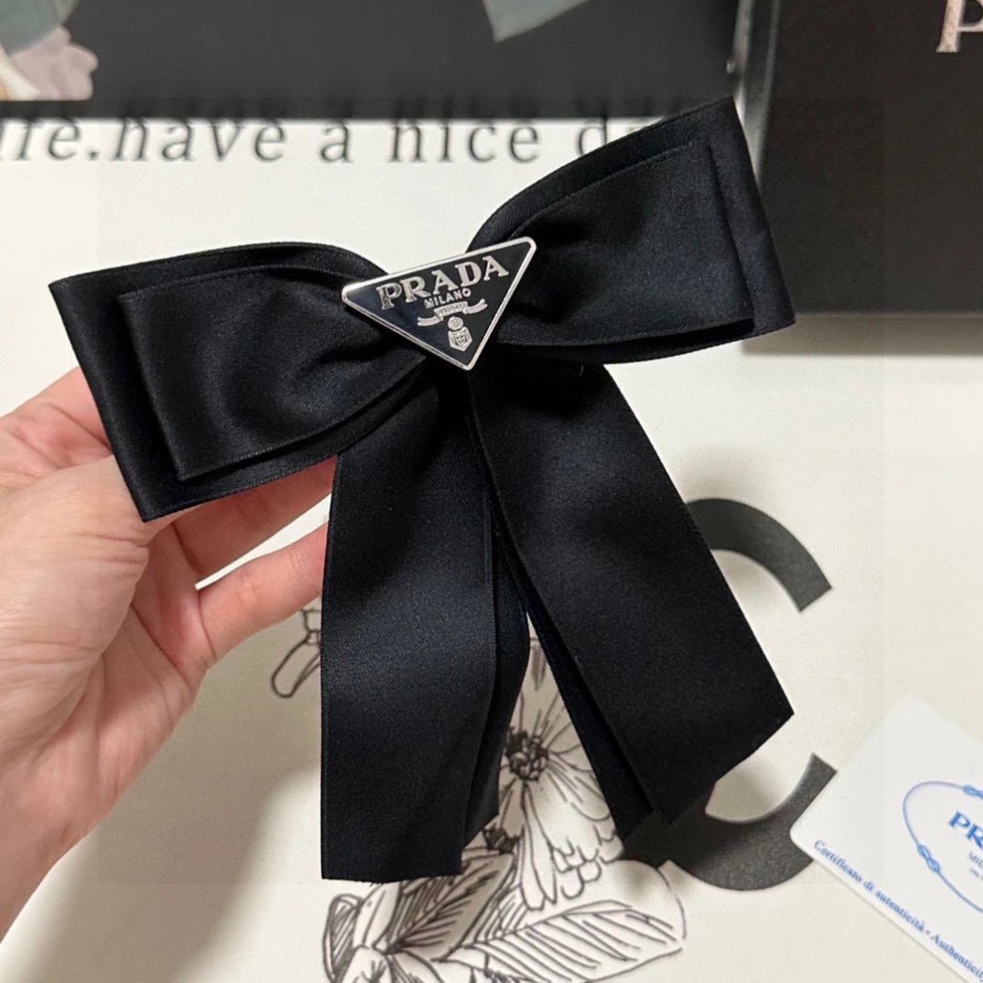 Prada Bow Vintage Hair Clip — Zdjęcie 3
