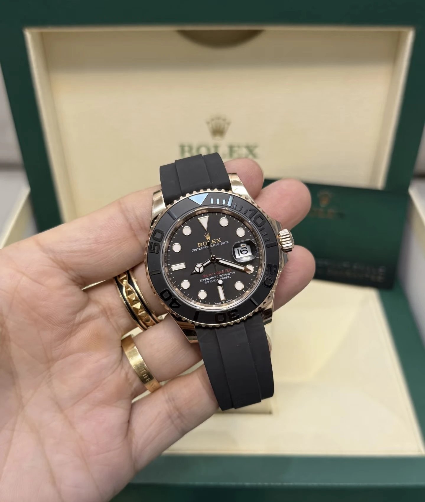 Rolex Yacht-Master horloge met roze goudkleurige kast en zwarte rubberen band