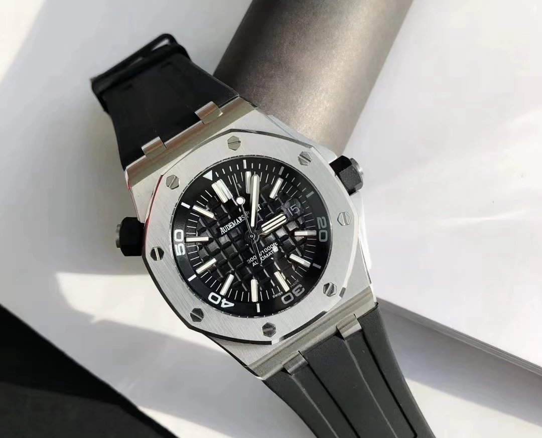 Zegarek automatyczny Audemars Piguet Royal Oak z czarną tarczą i gumowym paskiem