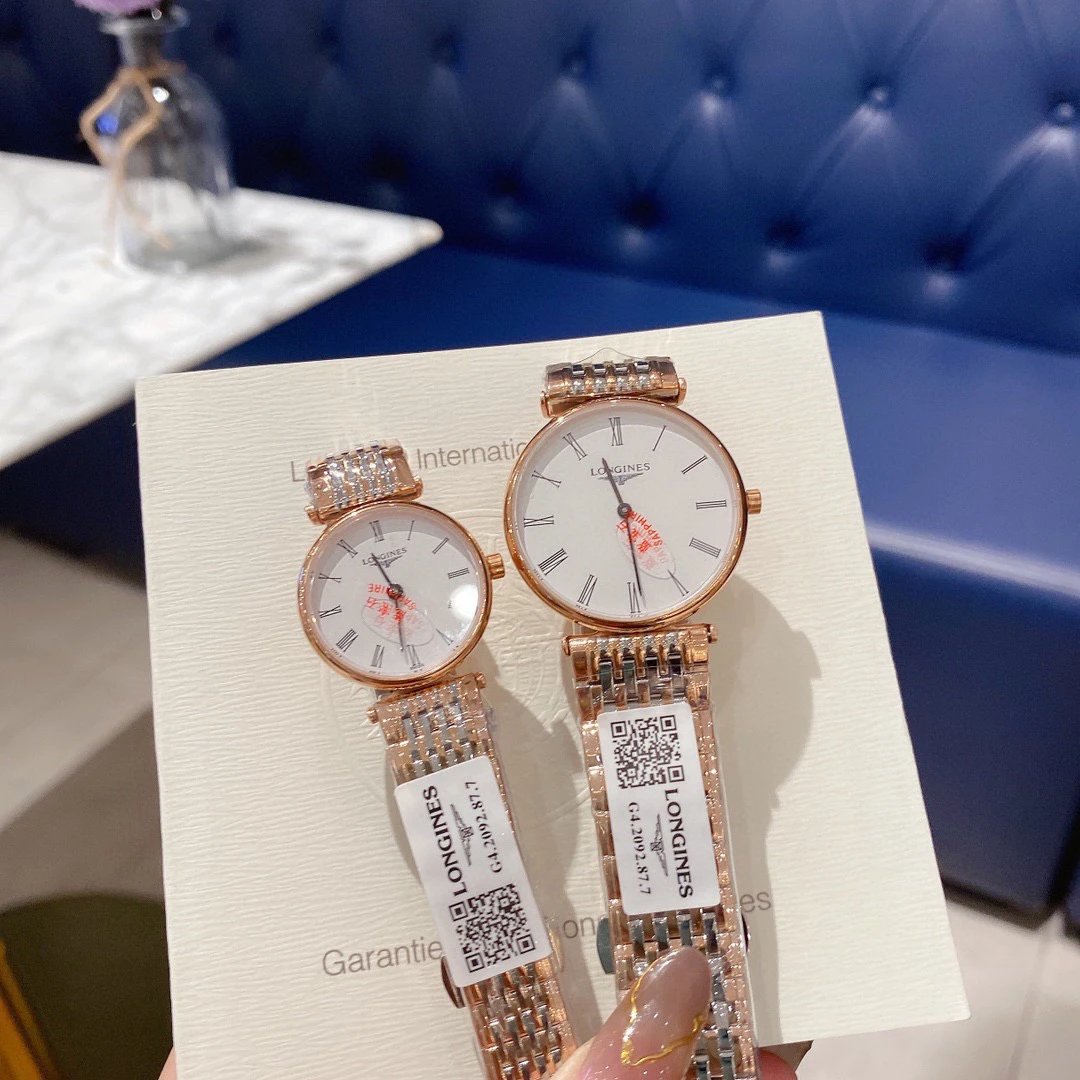 Analoog Longines horloge met Romeinse cijfers en tweekleurige band
