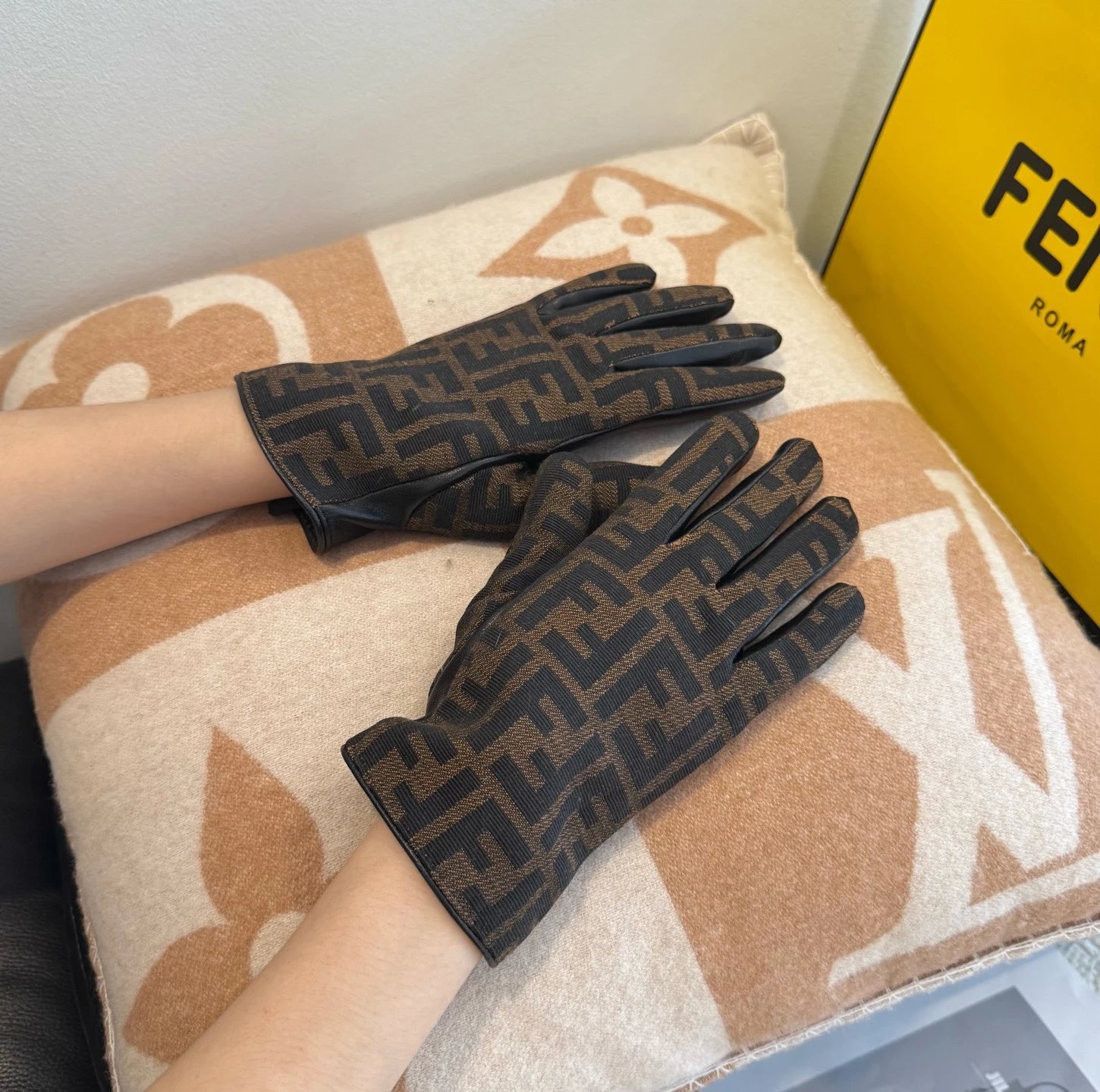 Fendi Lambskin Touchscreen Gloves Ver.D — QC