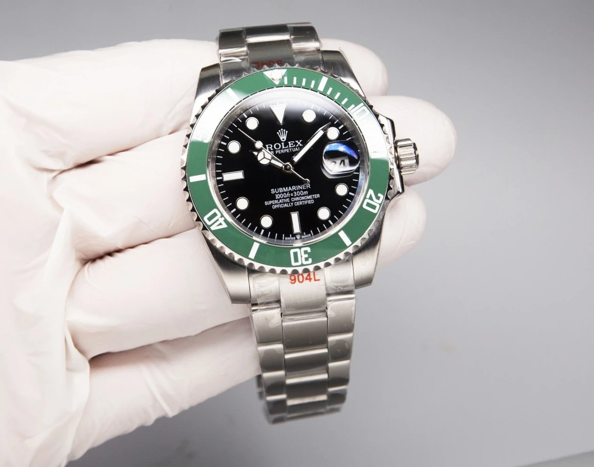 Rolex Submariner horloge met groene lunette en zwarte wijzerplaat 41 mm Variant C