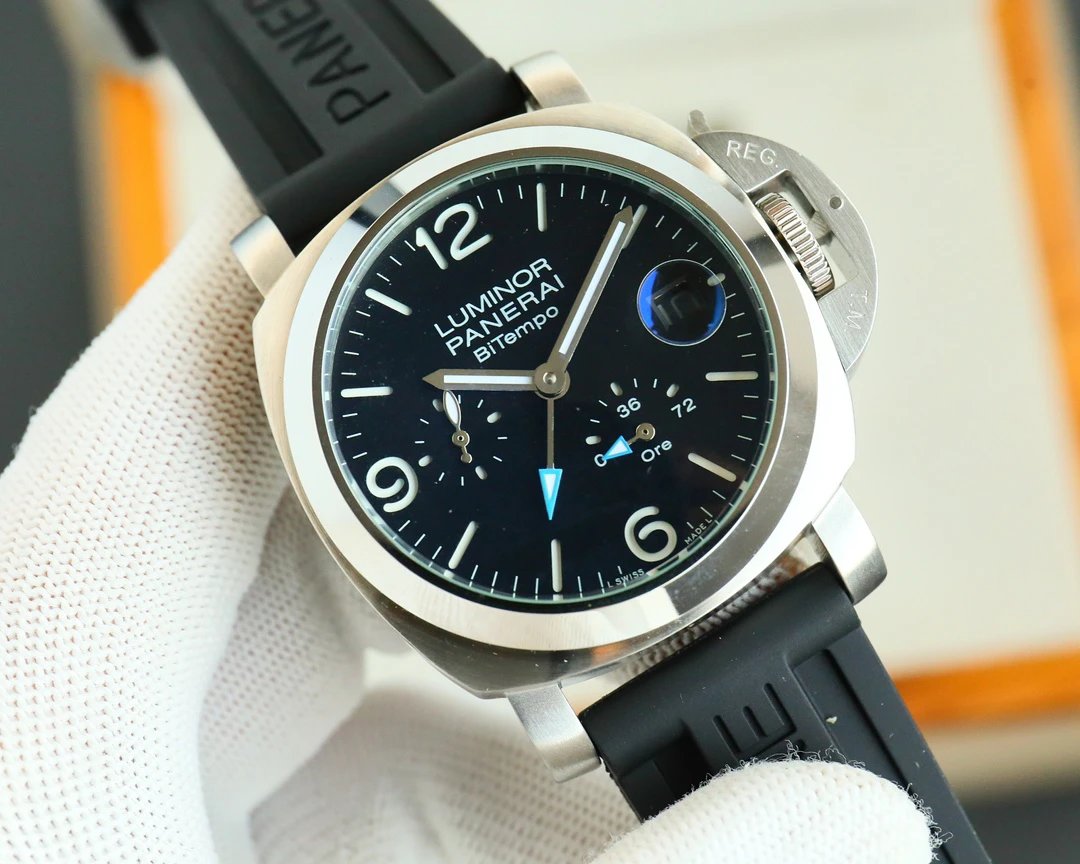 Panerai Luminor BiTempo horloge met zwarte wijzerplaat en rubberen band