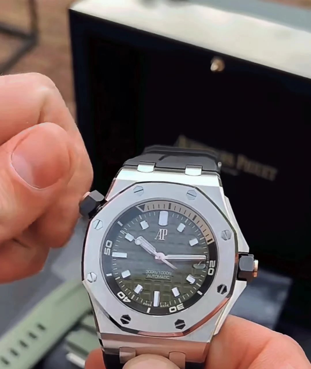 Zegarek automatyczny typu diver Audemars Piguet z teksturowaną tarczą