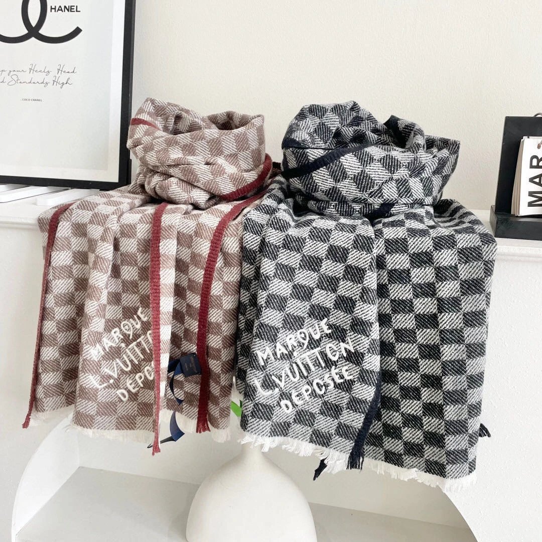 Louis Vuitton Scarf — Photo 3
