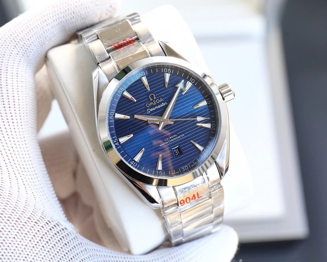 Zegarek Omega Seamaster z niebieską tarczą i bransoletą ze stali szlachetnej