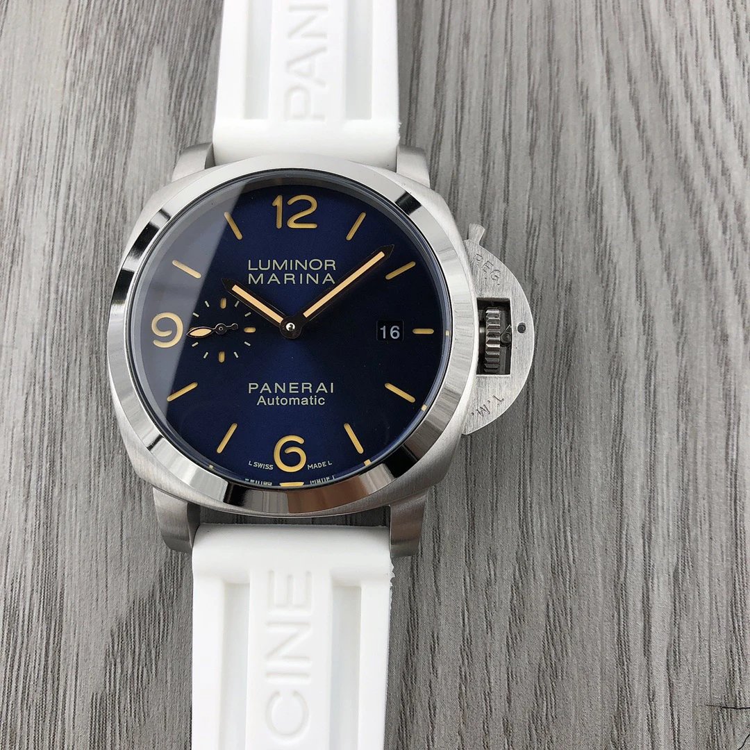 Panerai Luminor Marina automatisch horloge met blauwe wijzerplaat en witte rubberen band