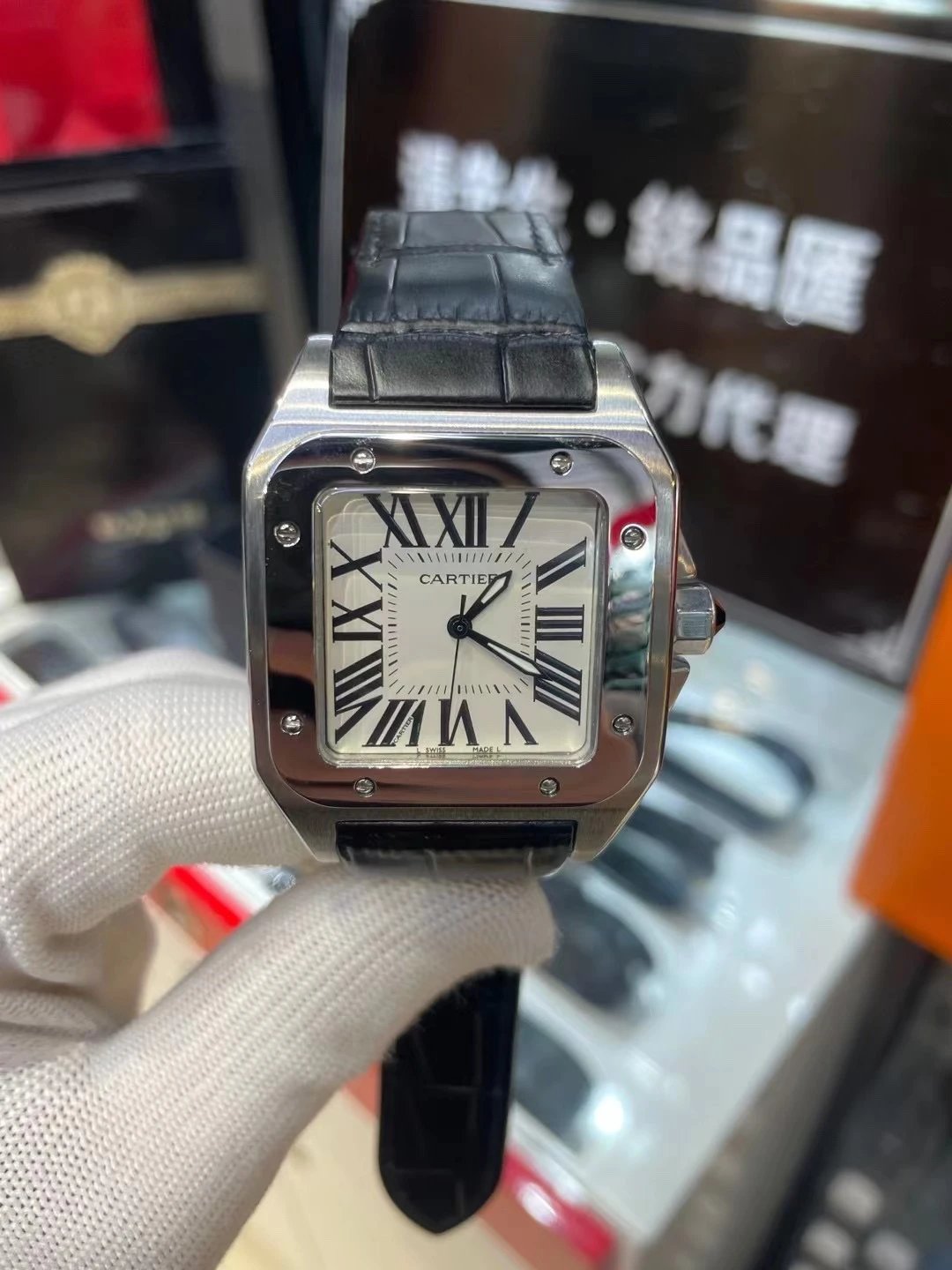 Cartier horloge met vierkante wijzerplaat en zwarte leren band