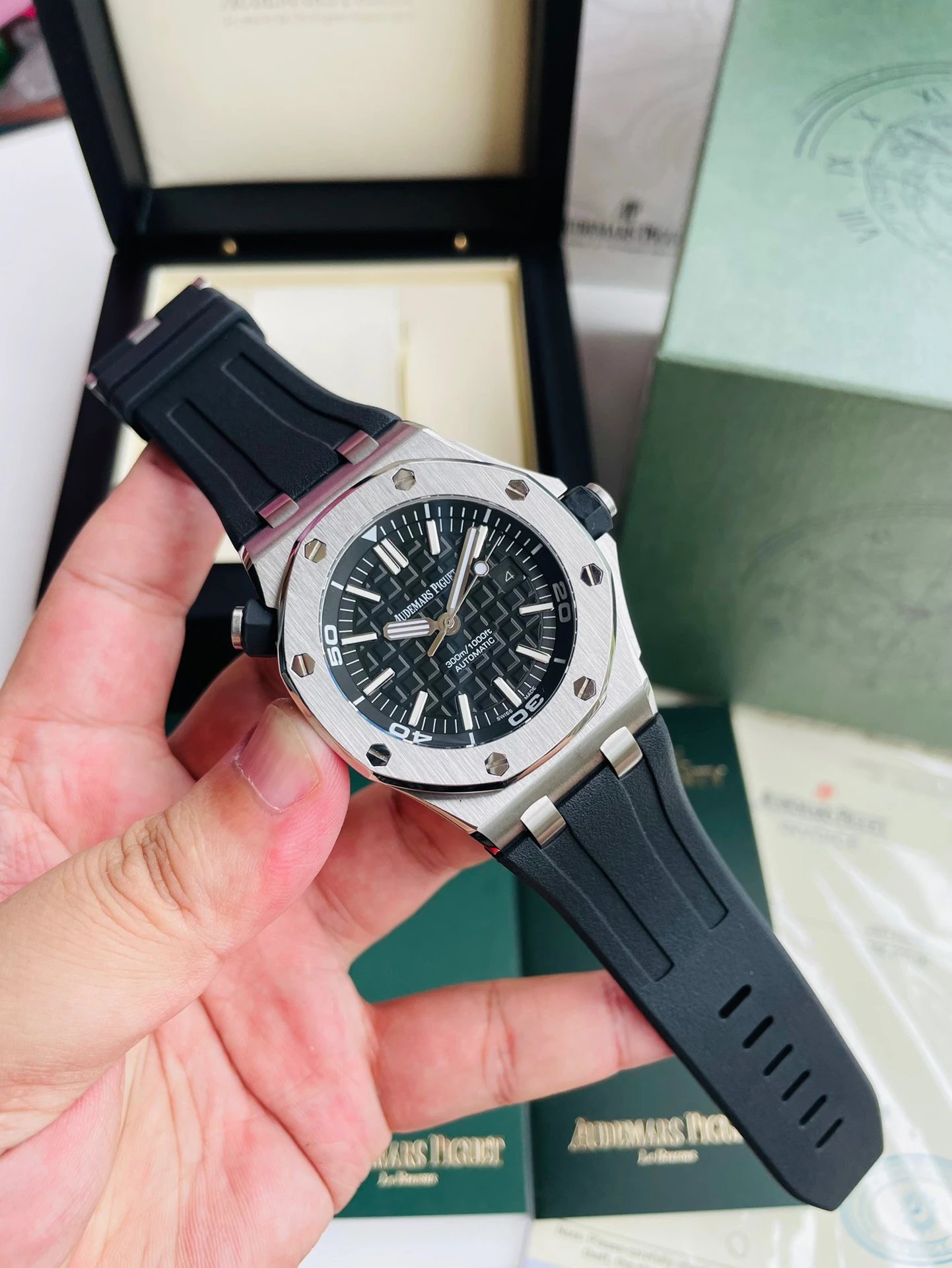 Zegarek automatyczny Audemars Piguet z czarną tarczą i gumowym paskiem 42 mm Wariant D