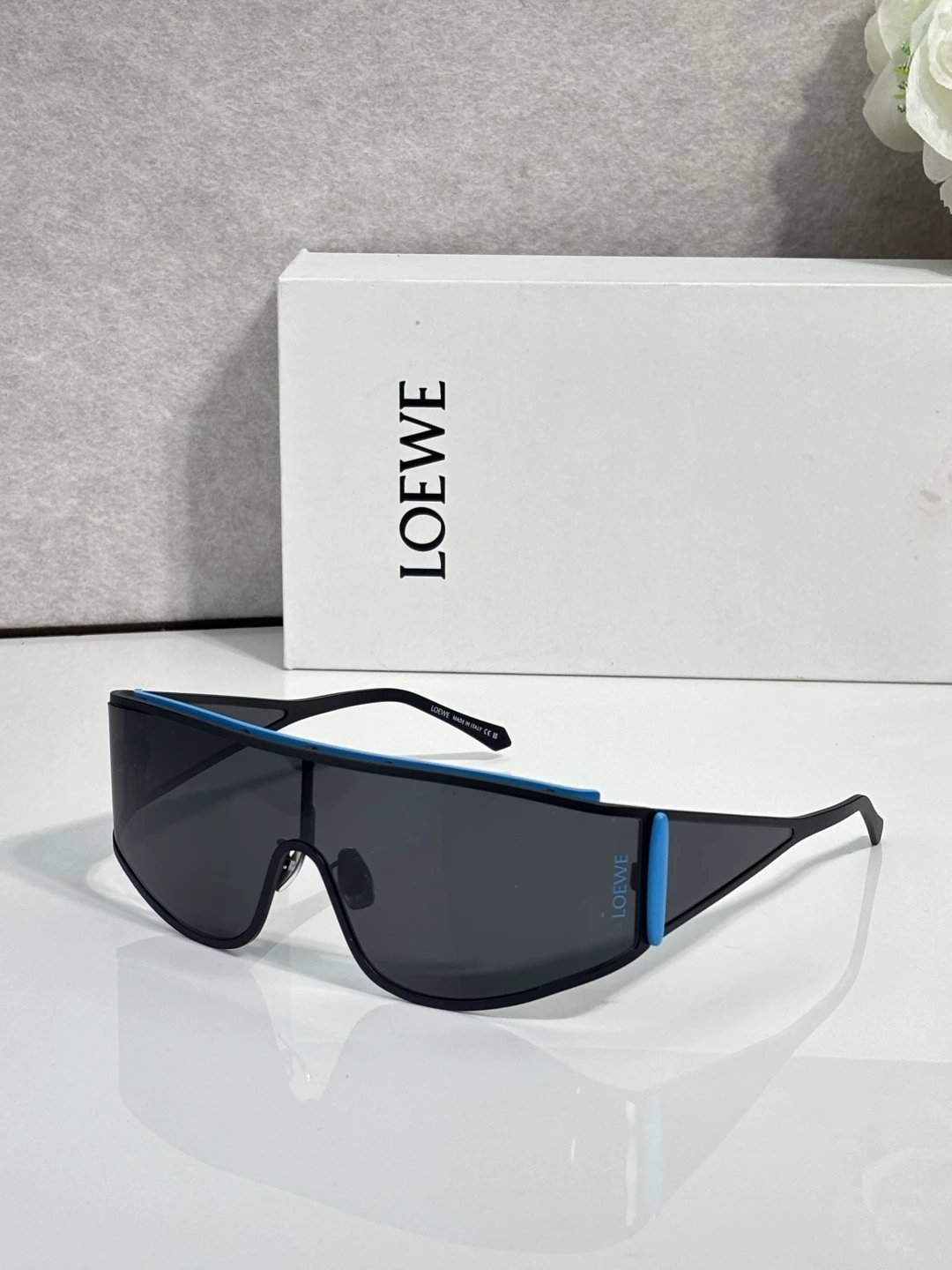 Loewe LW40202U Sunglasses Ver.B — photo 3