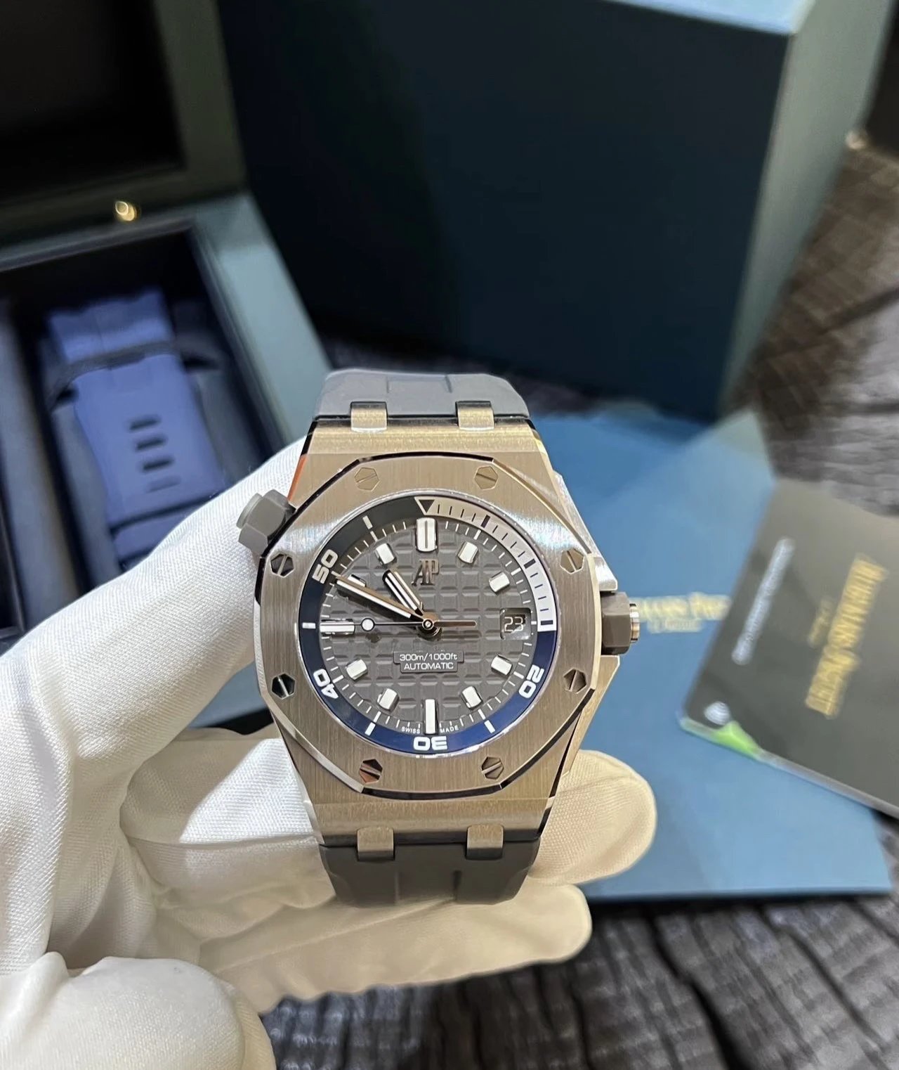 Zegarek automatyczny Audemars Piguet z szarą tarczą i gumowym paskiem