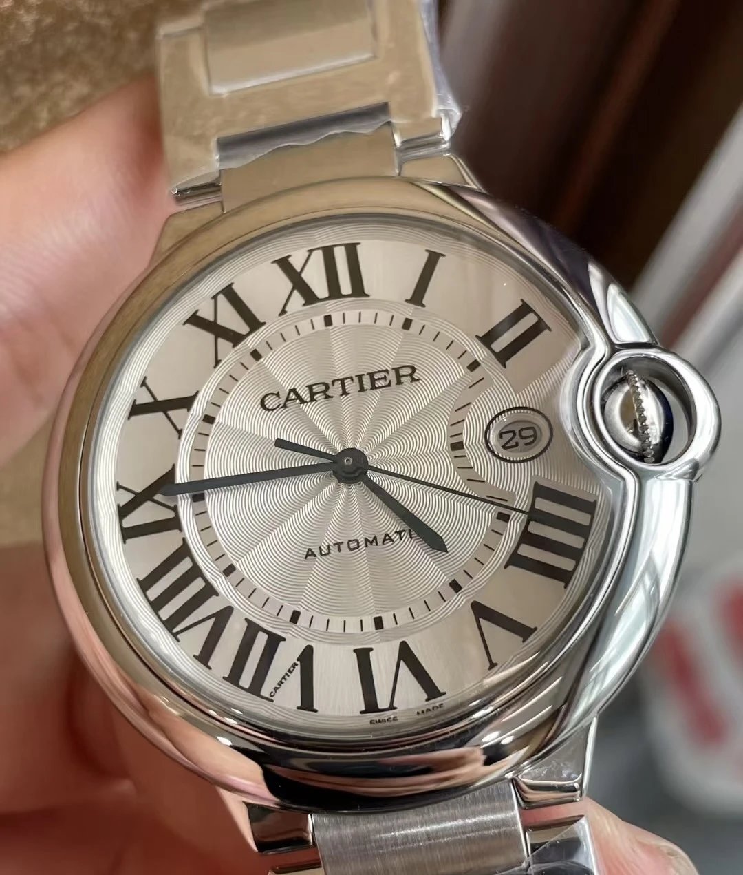 Zegarek automatyczny Cartier z giloszowaną tarczą i metalową bransoletą