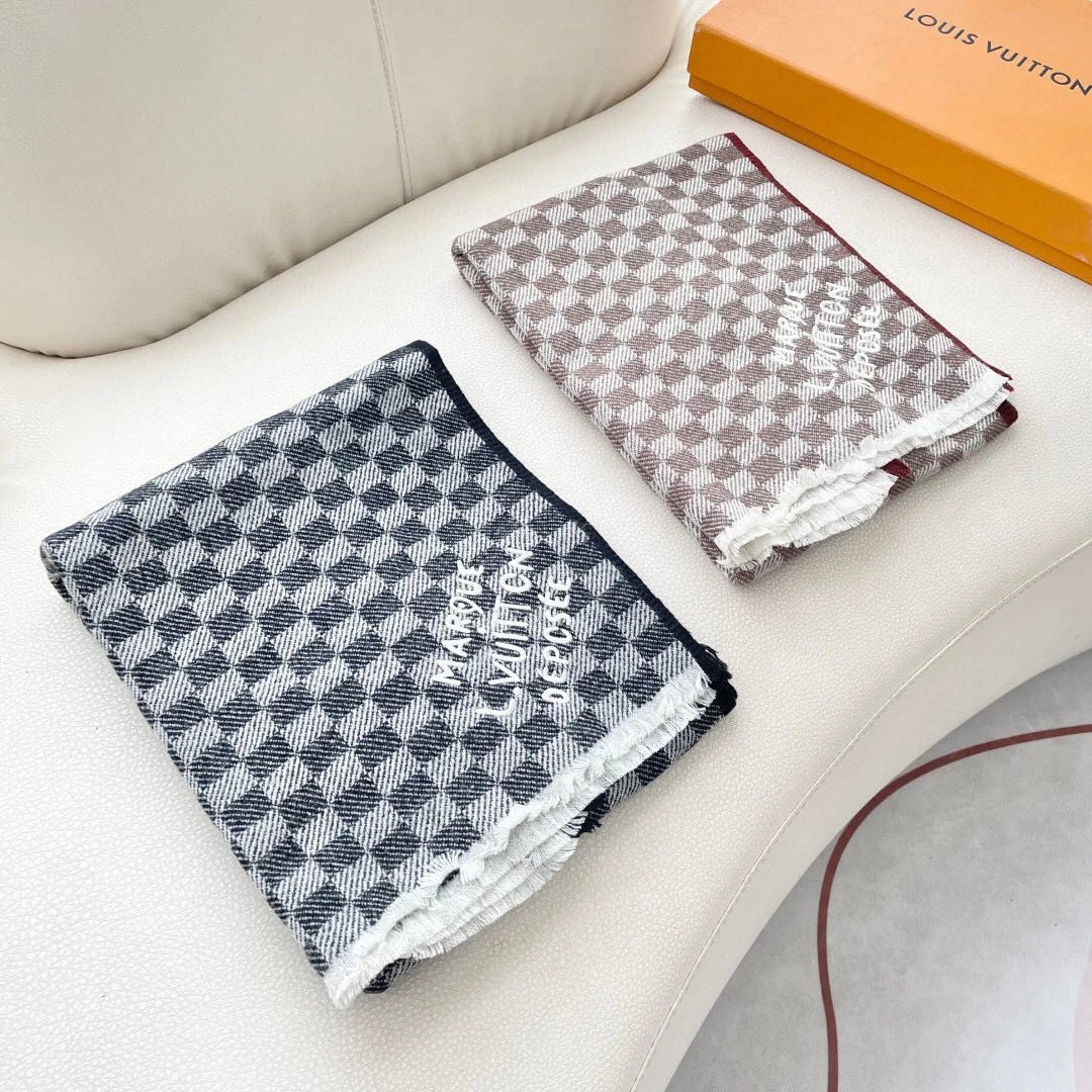 Louis Vuitton Scarf — Photo 2