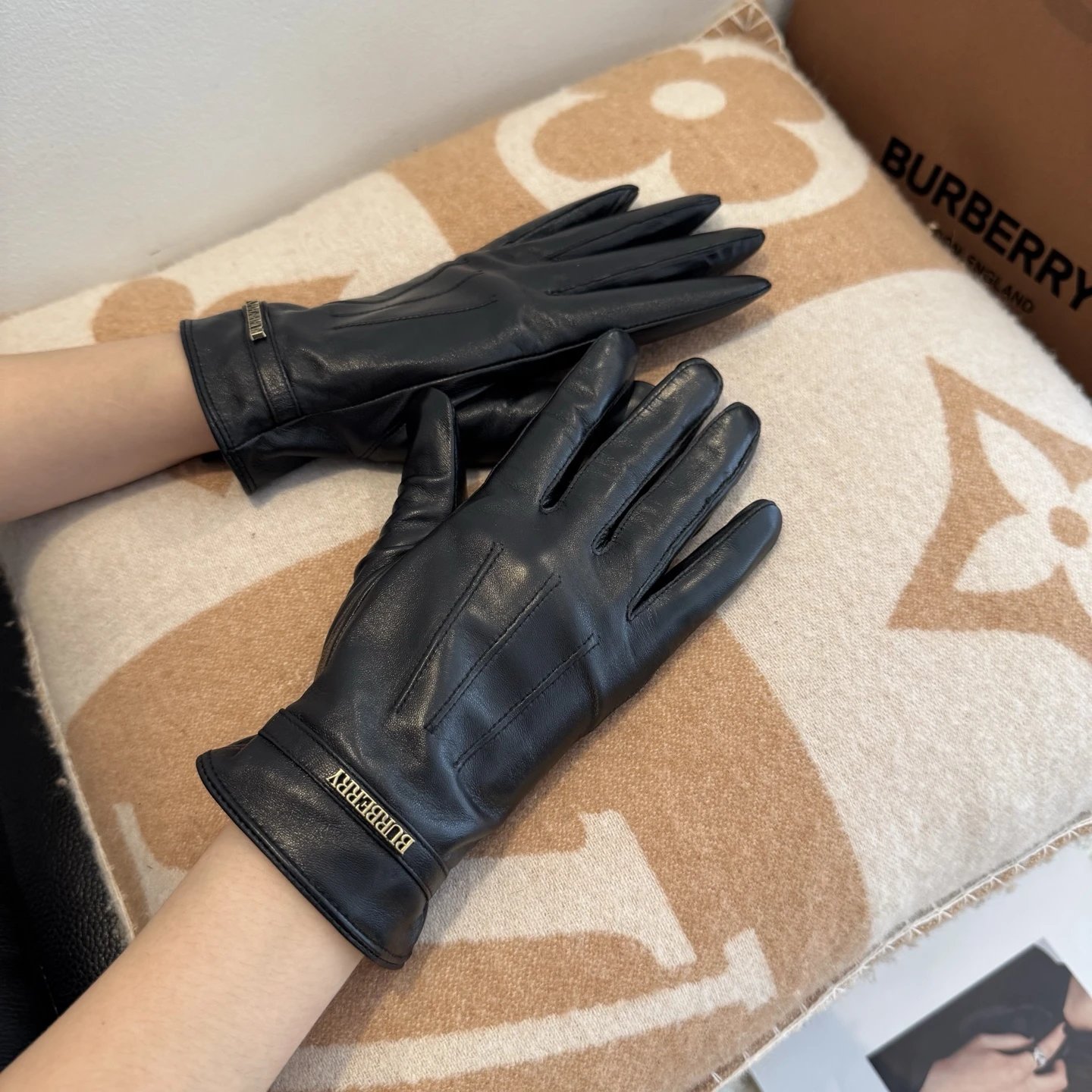 Burberry Lambskin Thermal Gloves Ver.A — Photo 2