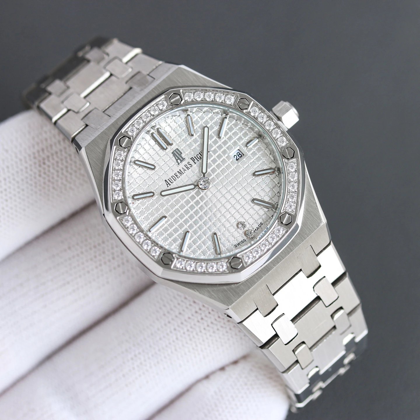 Zegarek Audemars Piguet z bezelem wysadzanym diamentami i teksturowaną tarczą