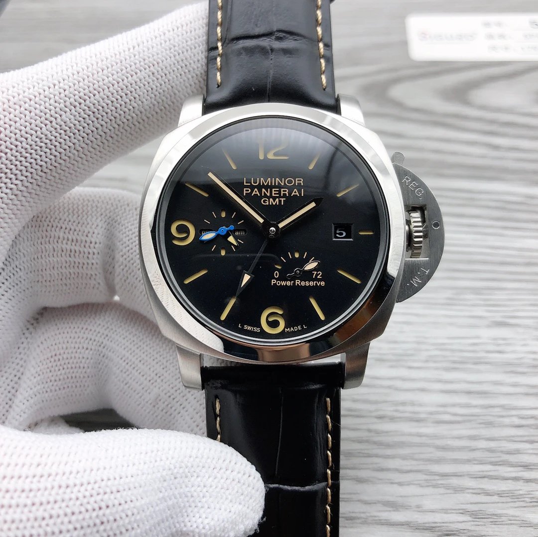 Panerai Luminor GMT horloge met zwarte wijzerplaat en zwarte lederen band
