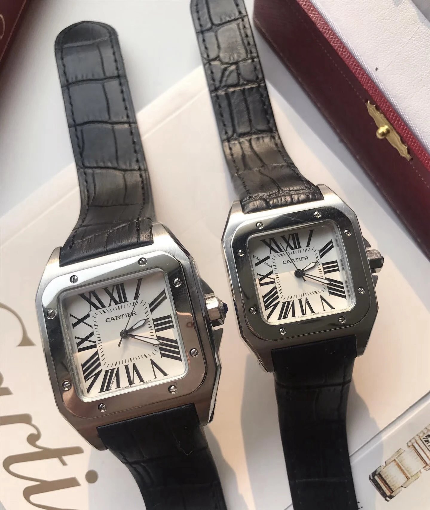 Zegarki Cartier z kwadratową lunetą i czarnymi skórzanymi paskami