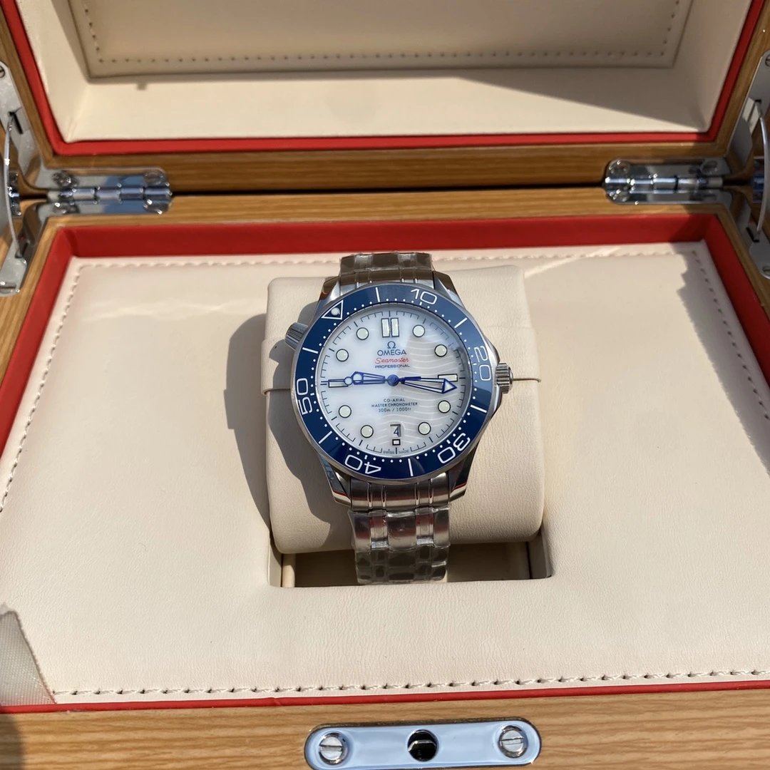 Zegarek Omega Seamaster z niebieskim bezelem i białą tarczą