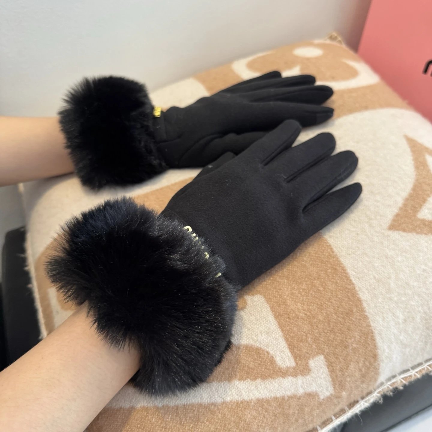 Miu Miu Thermal Gloves Ver.C — QC