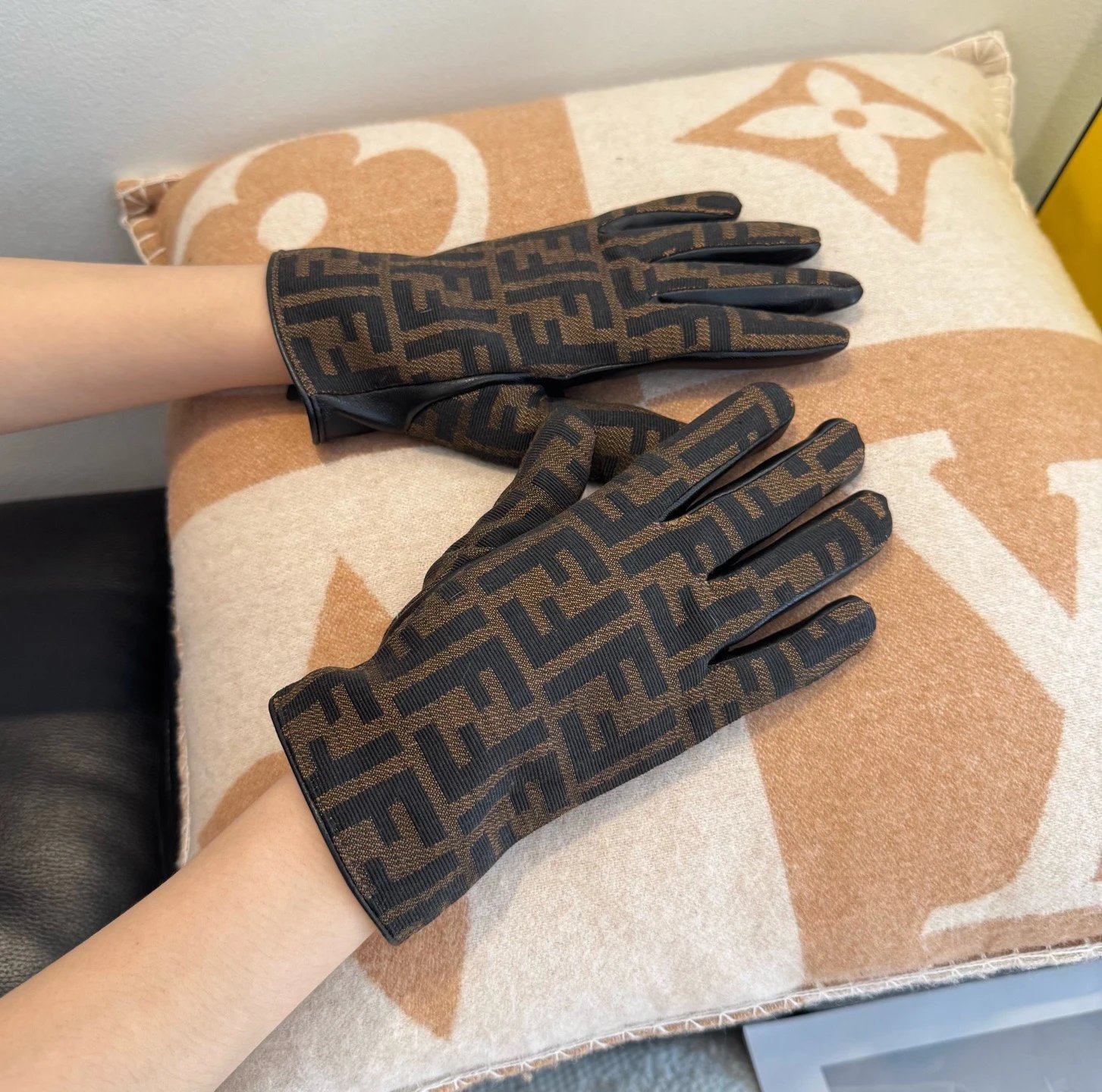 Fendi Lambskin Touchscreen Gloves Ver.D — QC