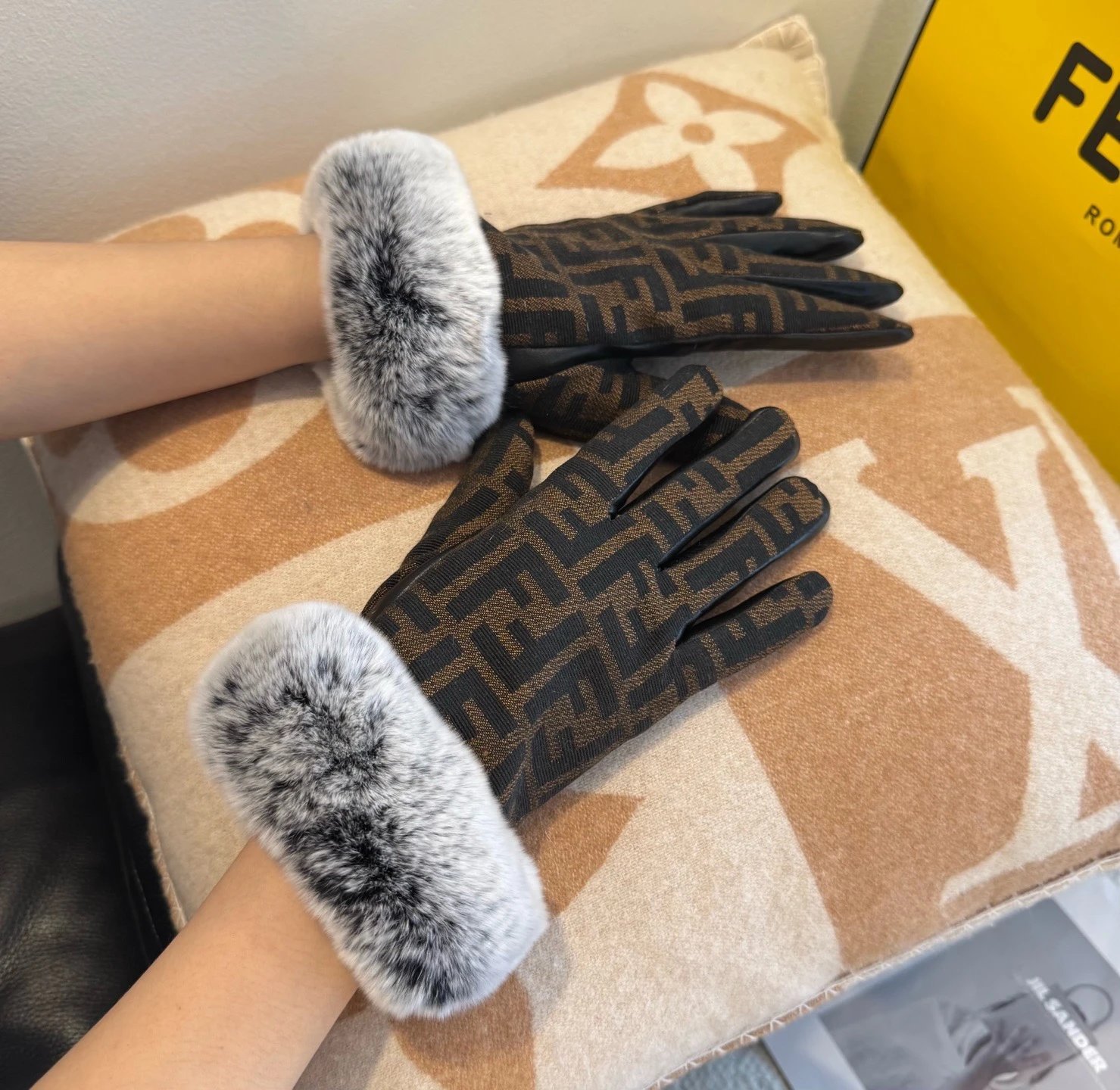 Fendi Lambskin Touchscreen Gloves Ver.E — Photo 4