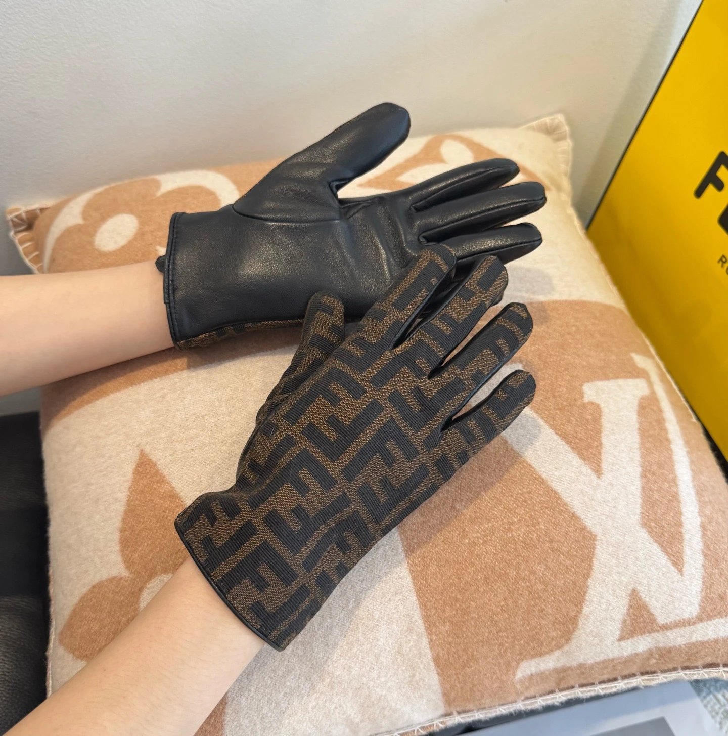 Fendi Lambskin Touchscreen Gloves Ver.D — QC