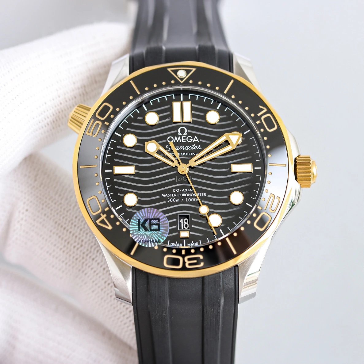 Dwukolorowy zegarek Omega Seamaster z czarną tarczą ze wzorem fali i gumowym paskiem