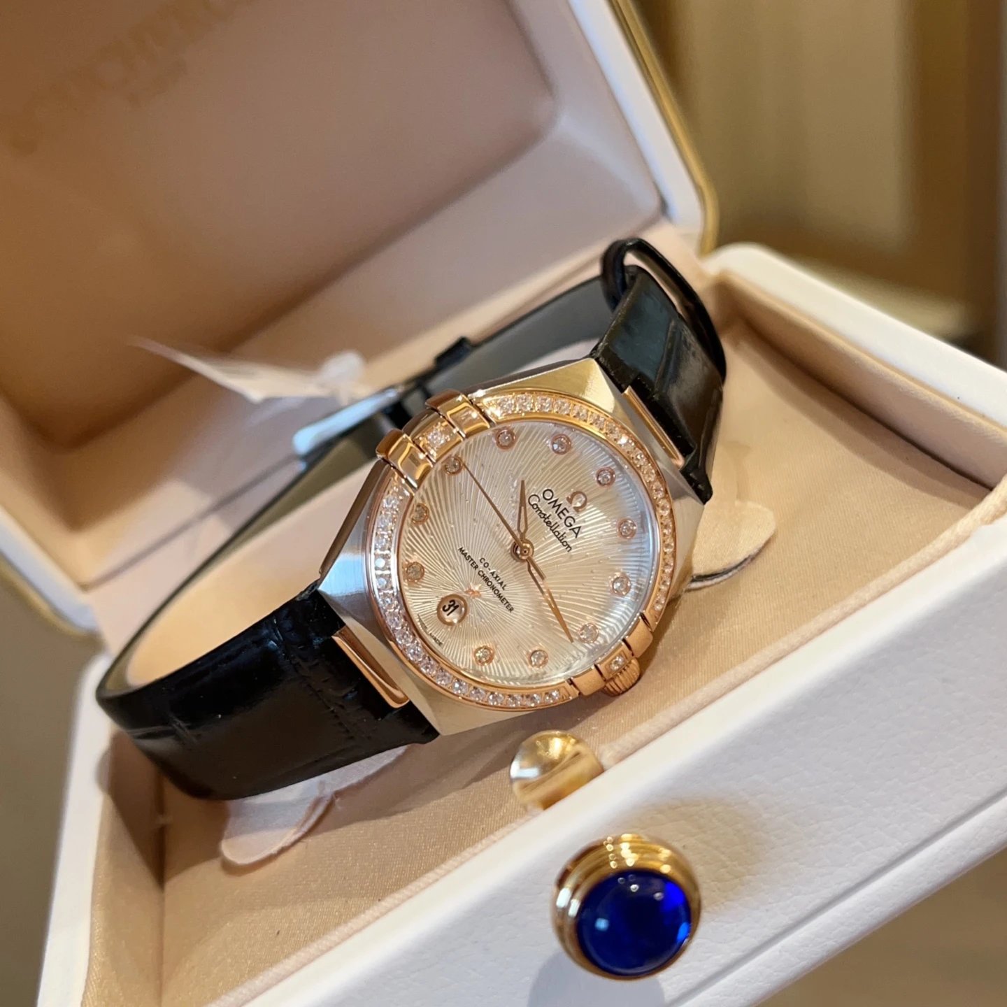 Zegarek Omega Constellation z diamentowym bezelem i czarnym skórzanym paskiem