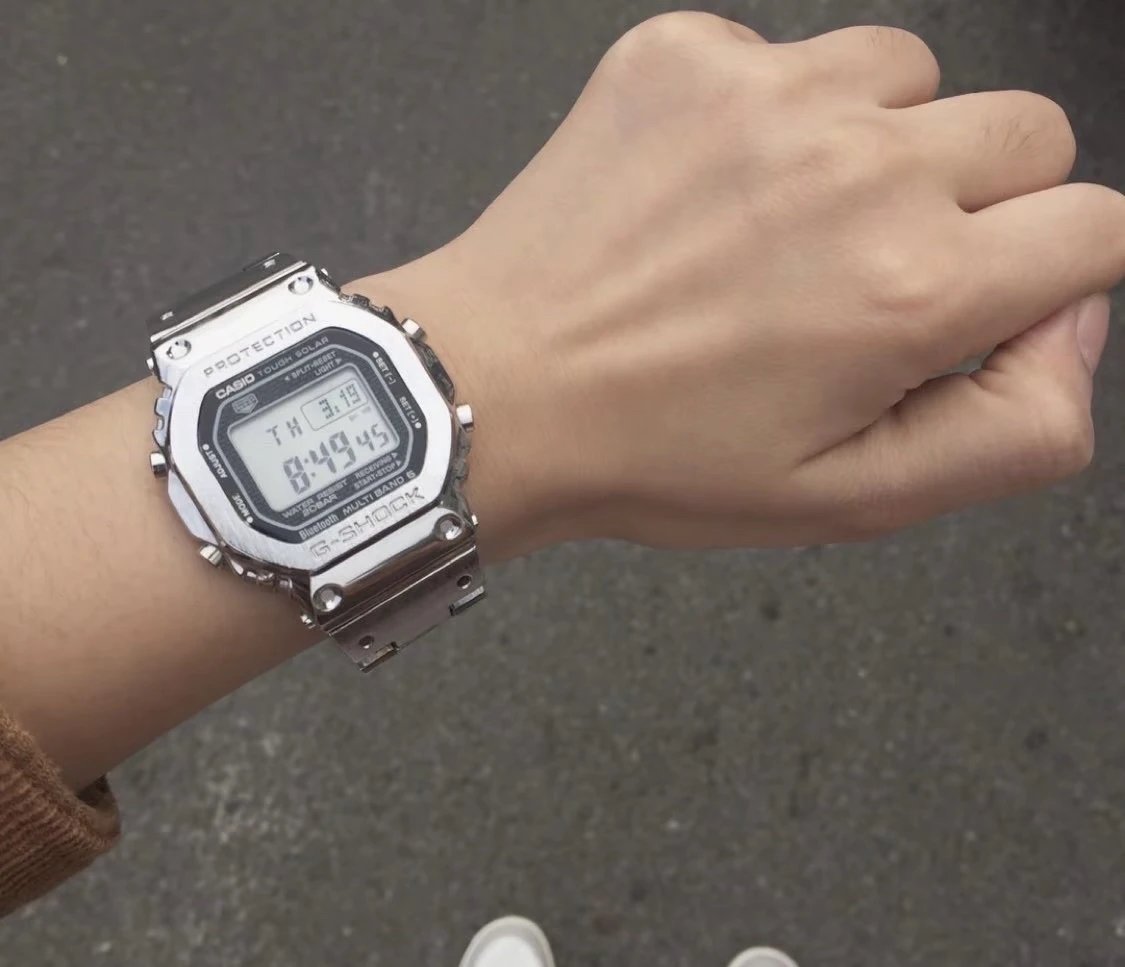 Silberfarbene Casio G-Shock Digitaluhr Variante J
