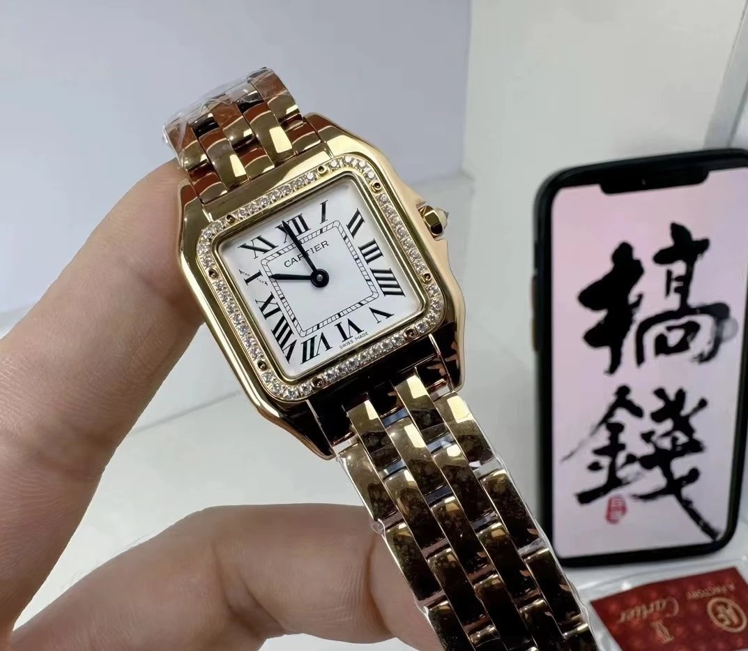 Goudkleurig Cartier horloge met met stenen bezette lunette
