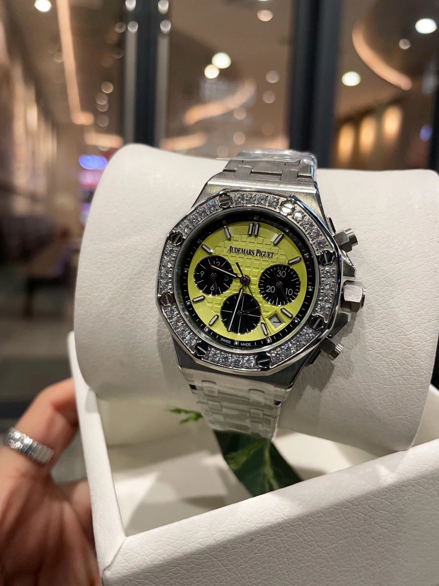 Audemars Piguet Royal Oak Quartz Ladies Watch 37mm — Photo 4