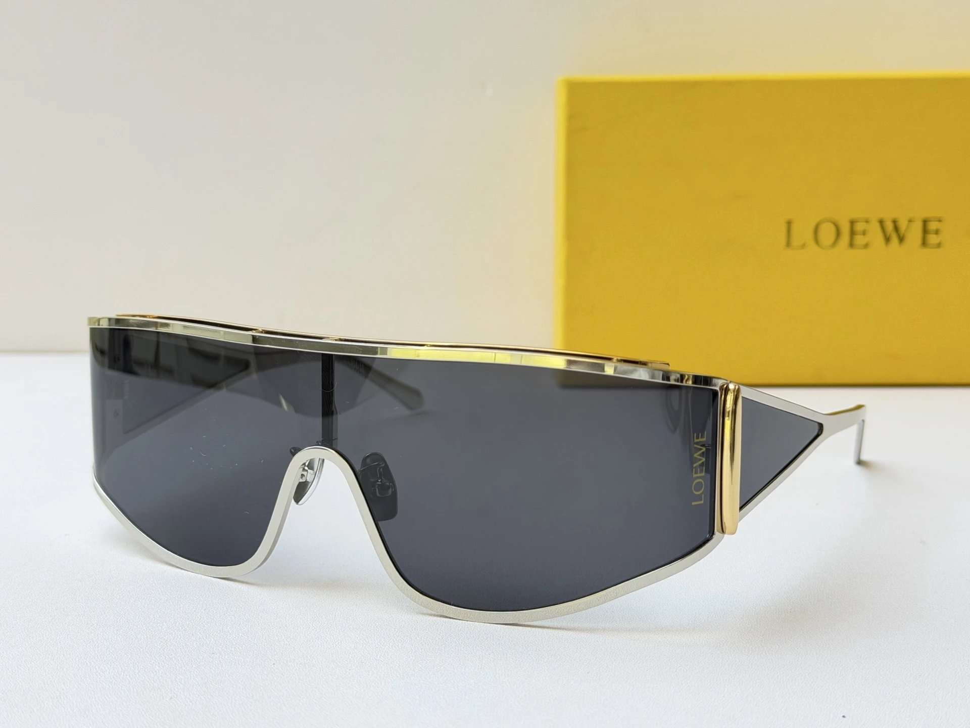 Loewe LW40202U Sunglasses Ver.A — Zdjęcie 6