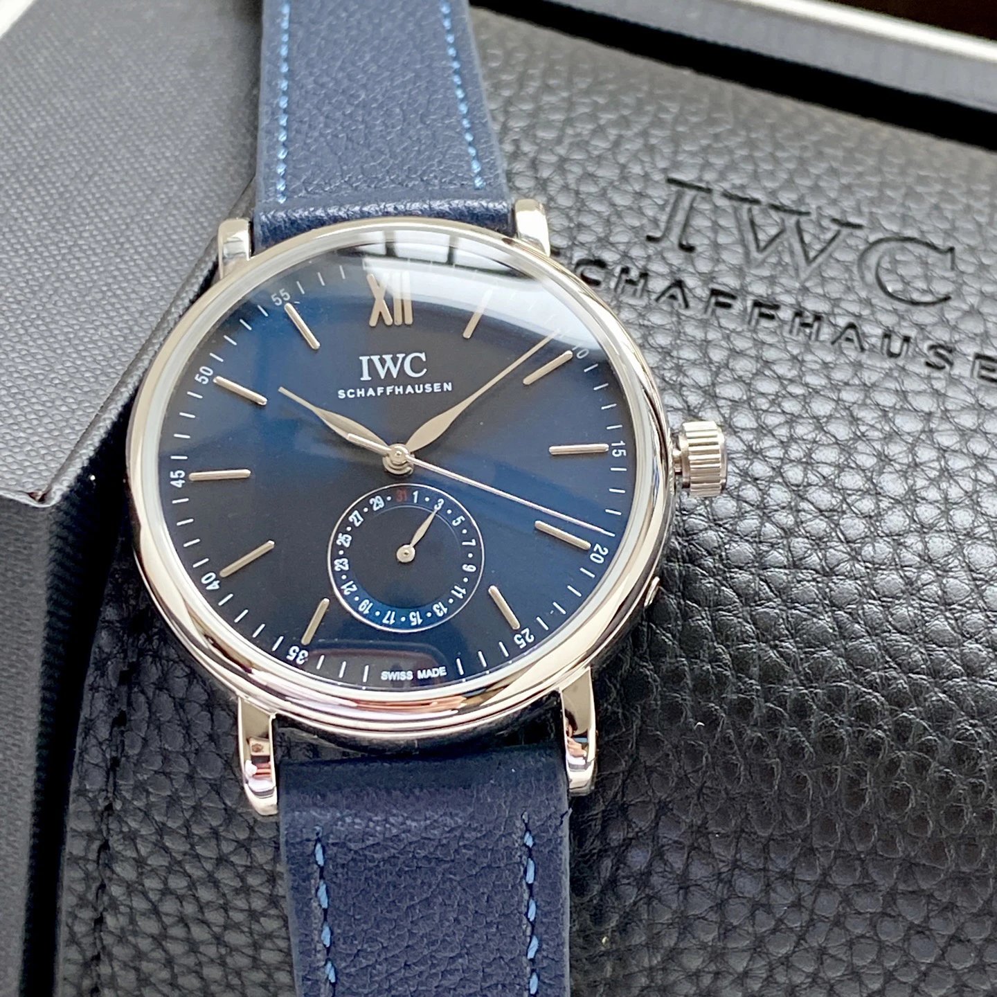IWC Uhr mit blauem Zifferblatt und blauem Lederarmband