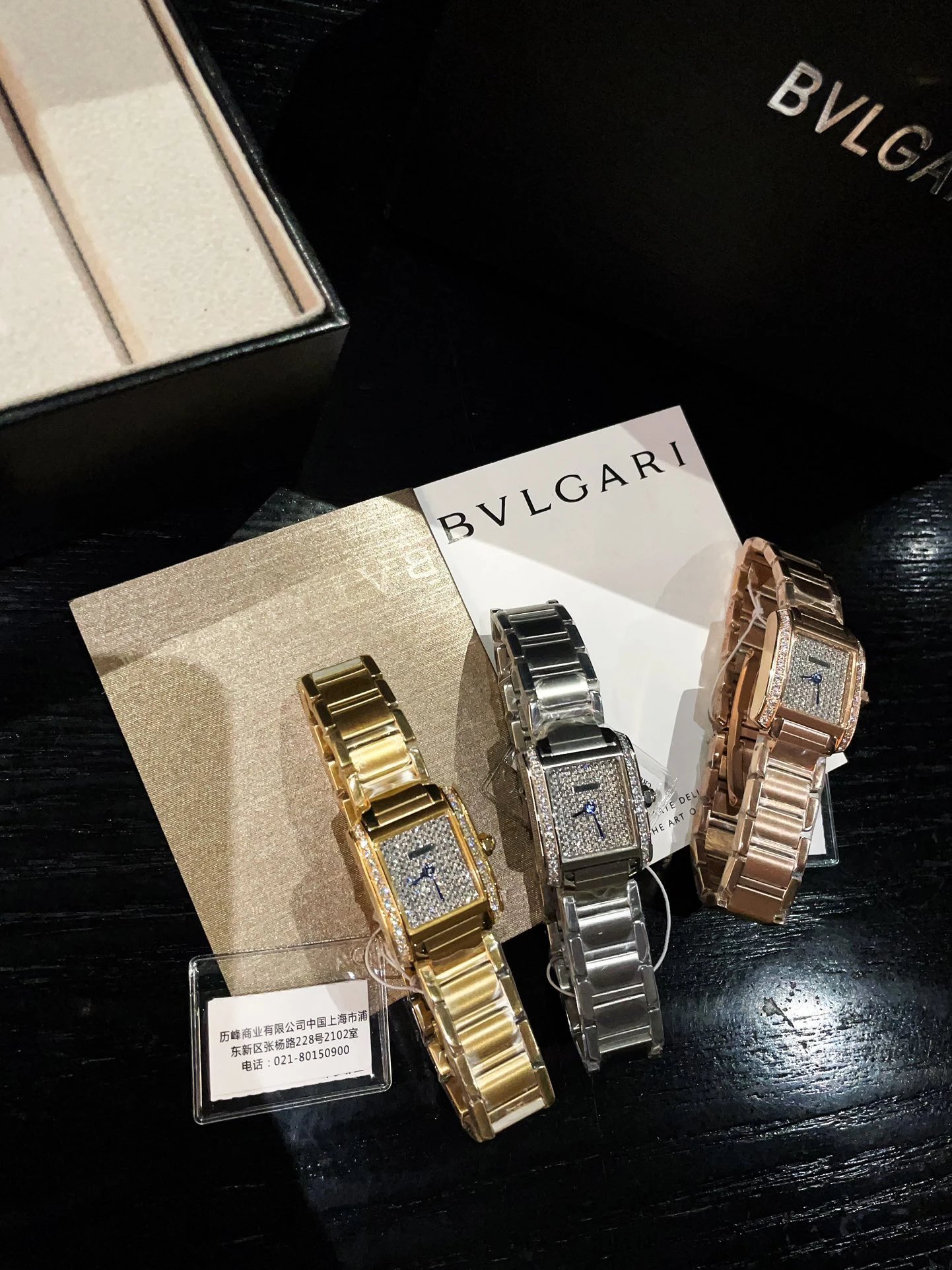 Prostokątny zegarek analogowy BVLGARI wysadzany kamieniami